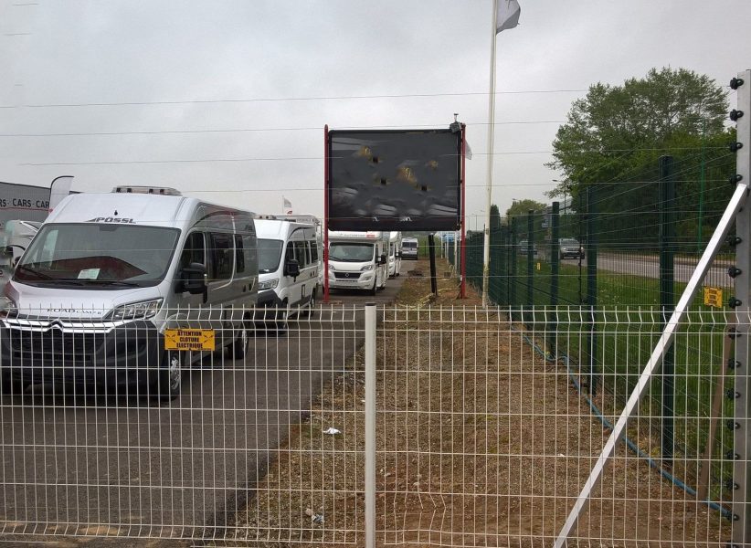 Sécurité périmétrique (clôtures électriques, barrières).